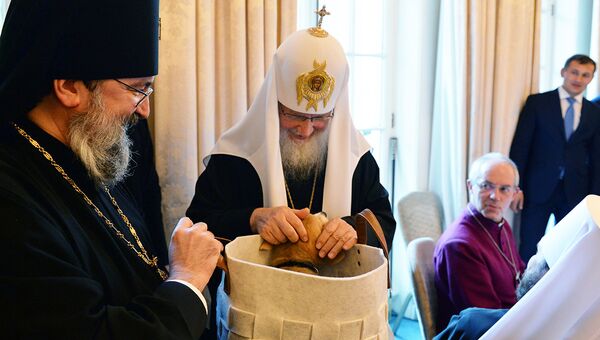 Патриарху Кириллу подарили в Лондоне щенка корги Вилли. Архивное фото Патриарху Кириллу подарили в Лондоне щенка корги Вилли. Архивное фото