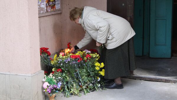 Цветы и свечи у подъезда дома в Донецке, в котором при взрыве в лифте погиб командир одного из подразделений ополчения ДНР Арсен Павлов. Архивное фото Цветы и свечи у подъезда дома в Донецке, в котором при взрыве в лифте погиб командир одного из подразделений ополчения ДНР Арсен Павлов. Архивное фото