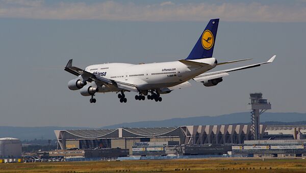 Самолет Boeing 747-400 немецкой авиакомпании Lufthansa в аэропорту Франкфурта, Германия. Архивное фото Самолет Boeing 747-400 немецкой авиакомпании Lufthansa в аэропорту Франкфурта, Германия. Архивное фото