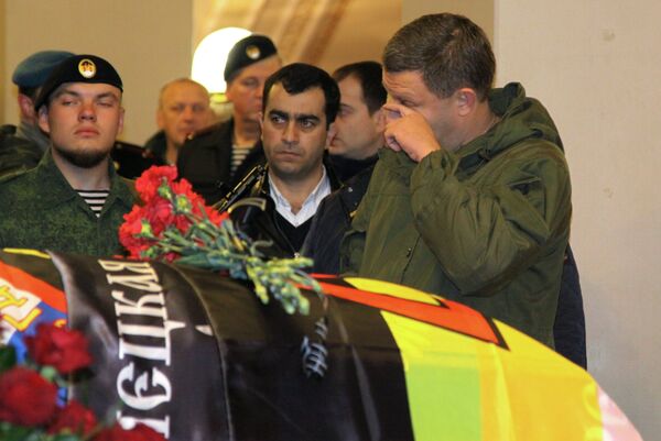 Глава ДНР Александр Захарченко на церемонии прощания с командиром ополчения ДНР Арсеном Павловым (Моторола) в Донецке. 19 октября 2016 Глава ДНР Александр Захарченко на церемонии прощания с командиром ополчения ДНР Арсеном Павловым (Моторола) в Донецке. 19 октября 2016