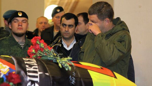 Глава ДНР Александр Захарченко на церемонии прощания с командиром ополчения ДНР Арсеном Павловым (Моторола) в Донецке. 19 октября 2016 Глава ДНР Александр Захарченко на церемонии прощания с командиром ополчения ДНР Арсеном Павловым (Моторола) в Донецке. 19 октября 2016