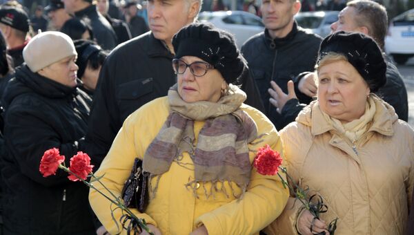 Жители Донецка на церемонии прощания с командиром ополчения ДНР Арсеном Павловым (Моторола) в Донецке Жители Донецка на церемонии прощания с командиром ополчения ДНР Арсеном Павловым (Моторола) в Донецке