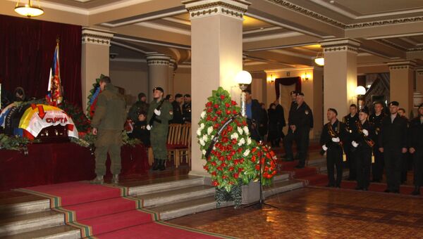 Военнослужащие на церемонии прощания с командиром ополчения ДНР Арсеном Павловым (Моторола) в Донецке Военнослужащие на церемонии прощания с командиром ополчения ДНР Арсеном Павловым (Моторола) в Донецке