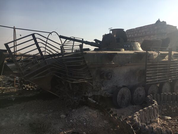 Сложенная бронетехника у части ПВО на юге Алеппо Сложенная бронетехника у части ПВО на юге Алеппо