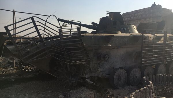 Сложенная бронетехника у части ПВО на юге Алеппо Сложенная бронетехника у части ПВО на юге Алеппо