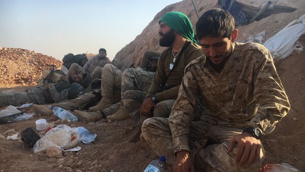Бойцы сирийской армии и ополченцы под минометным обстрелом на высоте, где расположена часть ПВО на юге Алеппо Бойцы сирийской армии и ополченцы под минометным обстрелом на высоте, где расположена часть ПВО на юге Алеппо