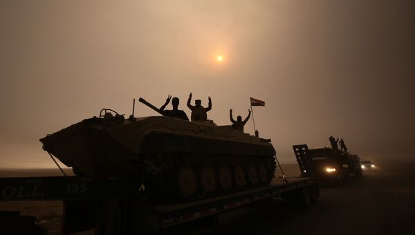Иракские военные на боевой машине пехоты во время операции против ИГ в Мосуле. Архивное фото Иракские военные на боевой машине пехоты во время операции против ИГ в Мосуле. Архивное фото