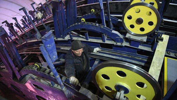 Сотрудники ремонтных служб во время ремонта эскалаторов на станции Фрунзенская Московского метрополитена Сотрудники ремонтных служб во время ремонта эскалаторов на станции Фрунзенская Московского метрополитена