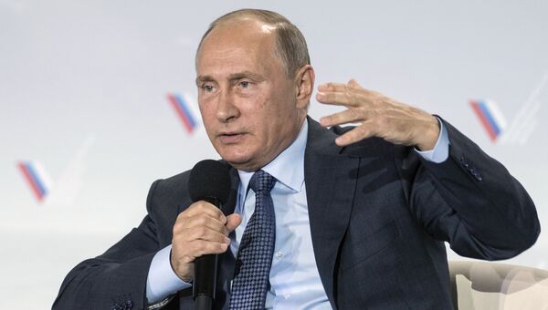 Президент РФ Владимир Путин на пленарном заседании в Ялте регионального Форума действий Общероссийского народного фронта. 26 октября 2016 Президент РФ Владимир Путин на пленарном заседании в Ялте регионального Форума действий Общероссийского народного фронта. 26 октября 2016