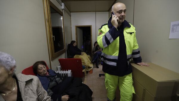Мэр итальянского города Виссо Giuliano Pazzaglini в офисе красного креста переполненного жителями, 27 октября 2016 года Мэр итальянского города Виссо Giuliano Pazzaglini в офисе красного креста переполненного жителями, 27 октября 2016 года