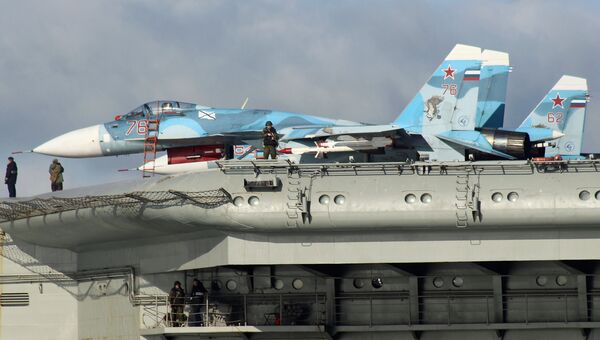 Самолеты Су-33 на борту тяжёлого авианесущего крейсера Адмирал Флота Советского Союза Кузнецов во время прохода авианосной группы Северного флота России через пролив Ла-Манш Самолеты Су-33 на борту тяжёлого авианесущего крейсера Адмирал Флота Советского Союза Кузнецов во время прохода авианосной группы Северного флота России через пролив Ла-Манш