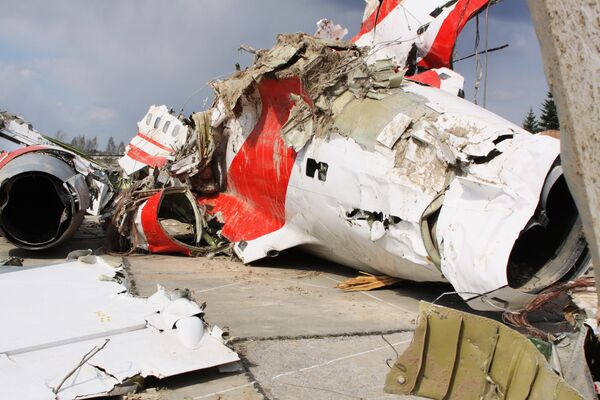 Обломки польского правительственного самолета Ту-154 на охраняемой площадке аэродрома в Смоленске Обломки польского правительственного самолета Ту-154 на охраняемой площадке аэродрома в Смоленске