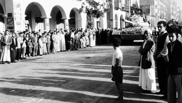 Британские танки едут по улице города Порт-Саид в Египте. 1956 год Британские танки едут по улице города Порт-Саид в Египте. 1956 год