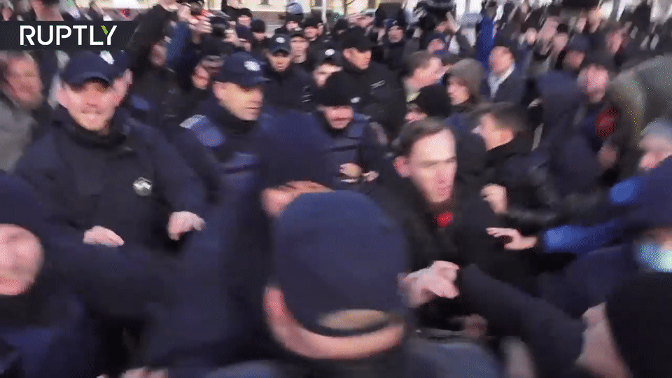 Драка на акции за легализацию марихуаны в Киеве Драка на акции за легализацию марихуаны в Киеве