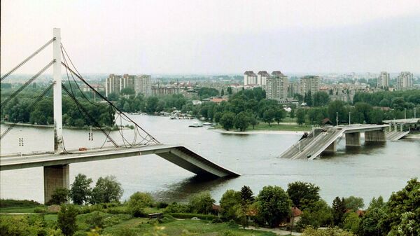 Разрушенный в результате авиаударов НАТО мост в городе Нови-Сад, Югославия. Май 1999 Разрушенный в результате авиаударов НАТО мост в городе Нови-Сад, Югославия. Май 1999