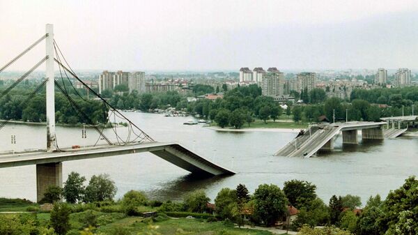 Разрушенный в результате авиаударов НАТО мост в городе Нови-Сад, Югославия. Май 1999 Разрушенный в результате авиаударов НАТО мост в городе Нови-Сад, Югославия. Май 1999