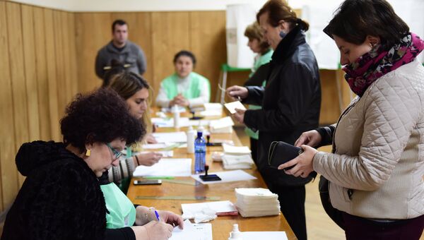 Избиратели голосуют во время второго тура парламентских выборов на одном из избирательных участков в Тбилиси. Архивное фото Избиратели голосуют во время второго тура парламентских выборов на одном из избирательных участков в Тбилиси. Архивное фото