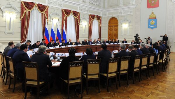 Президент РФ Владимир Путин проводит заседание Совета по межнациональным отношениям в Астрахани. 31 октября 2016 Президент РФ Владимир Путин проводит заседание Совета по межнациональным отношениям в Астрахани. 31 октября 2016