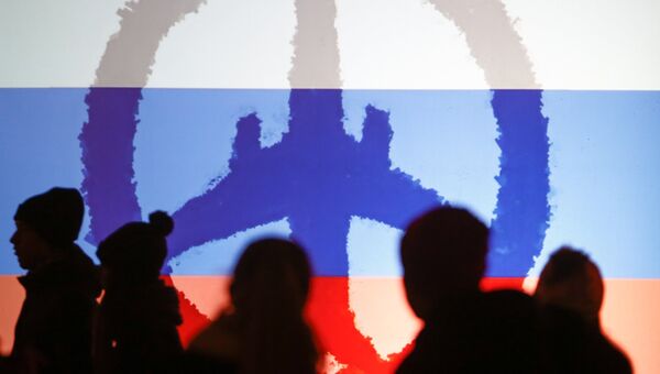 Участники памятных мероприятий по случаю годовщины катастрофы российского лайнера А321 над Синаем в Санкт-Петербурге на Дворцовой площади. Архивное фото Участники памятных мероприятий по случаю годовщины катастрофы российского лайнера А321 над Синаем в Санкт-Петербурге на Дворцовой площади. Архивное фото