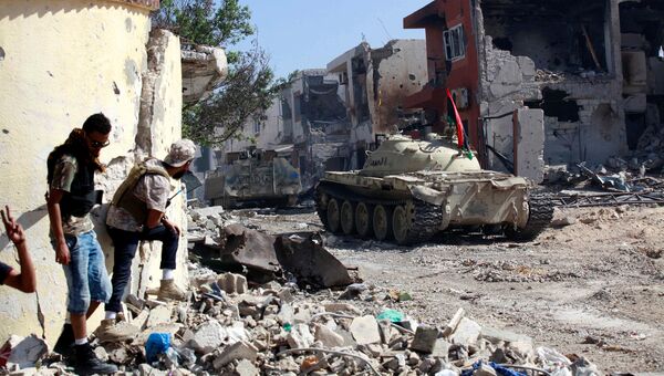 Бойцы ливийских сил во время боя с боевиками Исламского государства в Сирте, Ливия. 31 октября 2016 Бойцы ливийских сил во время боя с боевиками Исламского государства в Сирте, Ливия. 31 октября 2016