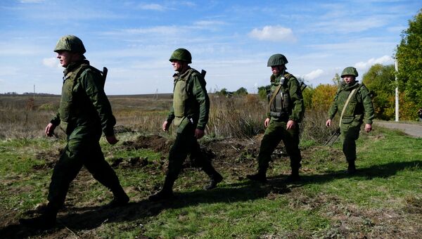 Бойцы подразделений ДНР в селе Петровское во время отвода сил от линии соприкосновения в Донбассе. 7 октября 2016 Бойцы подразделений ДНР в селе Петровское во время отвода сил от линии соприкосновения в Донбассе. 7 октября 2016