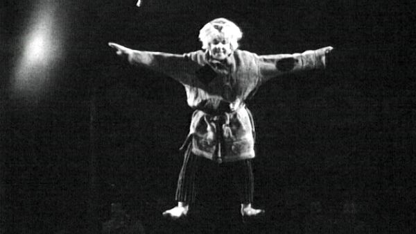 Клоун Олег Попов в сценке «Сон на проволоке». Съемки 1960-х годов. Клоун Олег Попов в сценке «Сон на проволоке». Съемки 1960-х годов.
