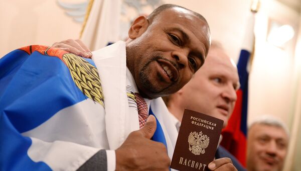 Боксер Рой Джонс-младший получил российский паспорт в Федеральной миграционной службе РФ Боксер Рой Джонс-младший получил российский паспорт в Федеральной миграционной службе РФ