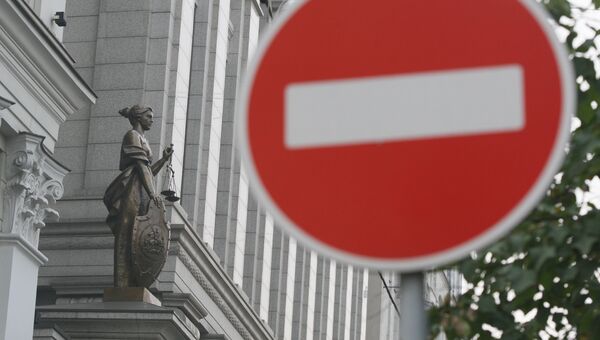 Статуя Фемиды на фасаде здания верховного суда РФ в Москве Статуя Фемиды на фасаде здания верховного суда РФ в Москве