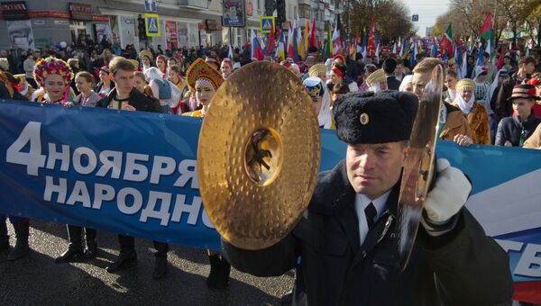В Симферополе на празднование Дня народного единства собралось порядка 10 тысяч человек. И все они пришли совершенно добровольно, уверен глава Крыма Сергей Аксенов. В Симферополе на празднование Дня народного единства собралось порядка 10 тысяч человек. И все они пришли совершенно добровольно, уверен глава Крыма Сергей Аксенов.