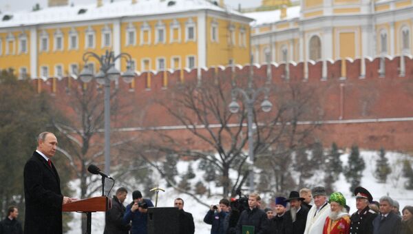 Владимир Путин выступает на церемонии открытия памятника князю Владимиру на Боровицкой площади в Москве в День народного единства Владимир Путин выступает на церемонии открытия памятника князю Владимиру на Боровицкой площади в Москве в День народного единства