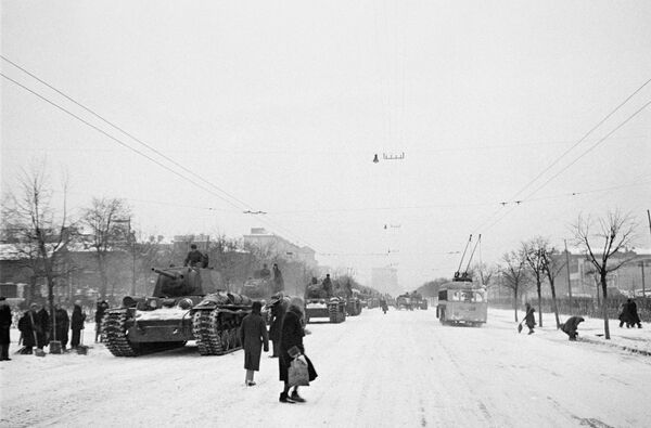 Танки отправляют на фронт после военного парада 7 ноября 1941 года Танки отправляют на фронт после военного парада 7 ноября 1941 года