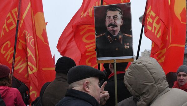 Участники шествия в Москве, посвященного 99-й годовщине Великой Октябрьской социалистической революции Участники шествия в Москве, посвященного 99-й годовщине Великой Октябрьской социалистической революции