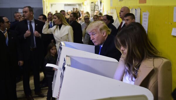 Кандидат в президенты США Дональд Трамп и его супруга Меланья Трамп на избирательном участке в Нью-Йорке Кандидат в президенты США Дональд Трамп и его супруга Меланья Трамп на избирательном участке в Нью-Йорке