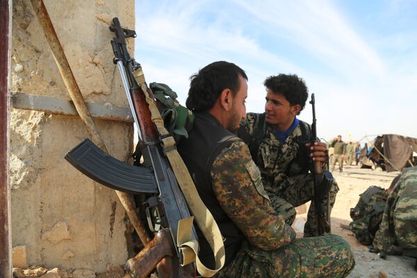 Бойцы Демократических сил Сирии (SDF) в деревне недалеко от Ракки Бойцы Демократических сил Сирии (SDF) в деревне недалеко от Ракки