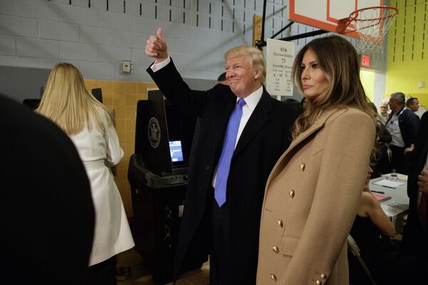 Кандидат в президенты США Дональд Трамп с супругой на избирательном участке в Нью-Йорке Кандидат в президенты США Дональд Трамп с супругой на избирательном участке в Нью-Йорке