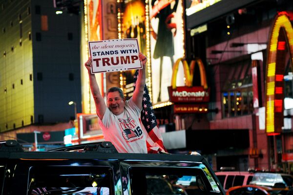 Сторонник кандидата в президенты США Дональда Трампа на Таймс-Сквер в Нью-Йорке Сторонник кандидата в президенты США Дональда Трампа на Таймс-Сквер в Нью-Йорке