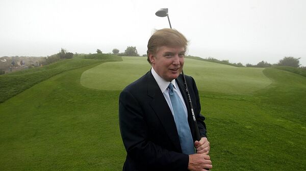 Дональд Трамп с клюшкой для игры в гольф Дональд Трамп с клюшкой для игры в гольф
