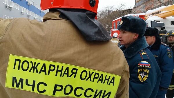 Сотрудники МЧС на месте обрушения кровли на заводе имени Клинина в Екатеринбурге Сотрудники МЧС на месте обрушения кровли на заводе имени Клинина в Екатеринбурге