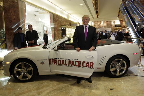 Дональд Трамп возле Chevrolet Camaro Indy 500 Дональд Трамп возле Chevrolet Camaro Indy 500