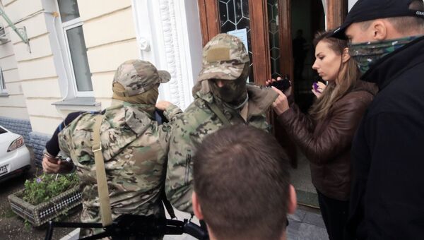 Сотрудники Федеральной службы безопасности доставили украинских диверсантов, планировавших совершение диверсионных акций на объектах военной инфраструктуры и жизнеобеспечения полуострова Крым, в Ленинский районный суд Севастополя. 10 ноября 2016 Сотрудники Федеральной службы безопасности доставили украинских диверсантов, планировавших совершение диверсионных акций на объектах военной инфраструктуры и жизнеобеспечения полуострова Крым, в Ленинский районный суд Севастополя. 10 ноября 2016