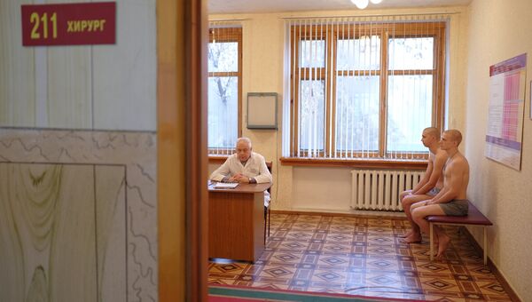 Призывники проходят медосмотр в сборном пункте военного комиссариата. Архивное фото Призывники проходят медосмотр в сборном пункте военного комиссариата. Архивное фото