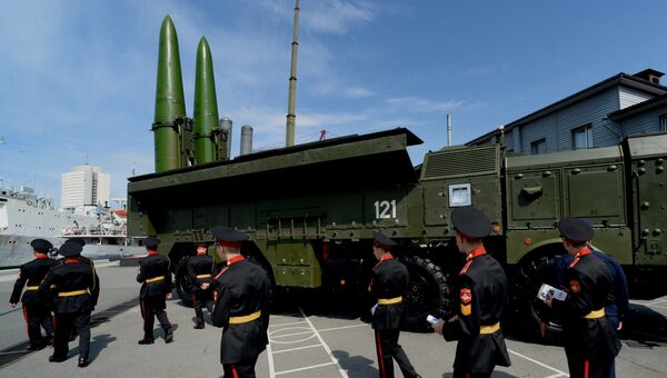 Воспитанники Уссурийского суворовского военного училища осматривают ракетный комплекс Искандер-М Воспитанники Уссурийского суворовского военного училища осматривают ракетный комплекс Искандер-М