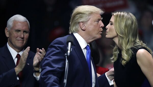 Кандидат в президенты США Дональд Трамп целует дочь Иванку во время своей предвыборной кампании. 7 ноября 2016 года Кандидат в президенты США Дональд Трамп целует дочь Иванку во время своей предвыборной кампании. 7 ноября 2016 года