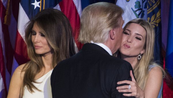 Дональд Трамп со своей дочерью Иванкой Трамп и с женой Меланьей Трамп в предвыборную ночь в Нью - Йорке, США. 9 ноября 2016 Дональд Трамп со своей дочерью Иванкой Трамп и с женой Меланьей Трамп в предвыборную ночь в Нью - Йорке, США. 9 ноября 2016