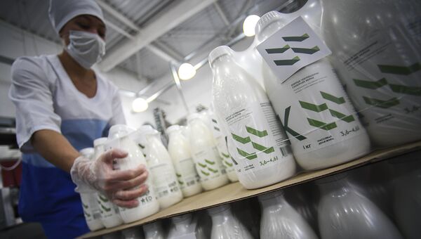Линия розлива молочной продукции на заводе агропромышленного холдинга Братья Чебурашкины. Семейная Ферма Линия розлива молочной продукции на заводе агропромышленного холдинга Братья Чебурашкины. Семейная Ферма