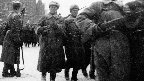 Советские войска проходят по Красной площади во время парада 7 ноября 1941 года Советские войска проходят по Красной площади во время парада 7 ноября 1941 года