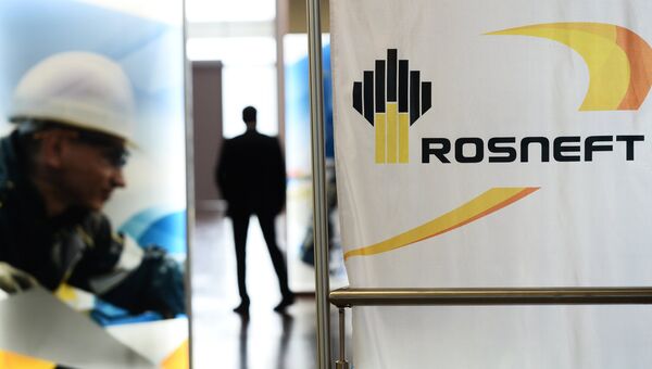 Баннеры с символикой компании Роснефть. Архивное фото Баннеры с символикой компании Роснефть. Архивное фото