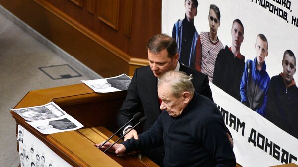 Лидер фракции Радикальной партии Олег Ляшко и депутат Верховной рады Юрий Шухевич на заседании Верховной рады Украины в Киеве Лидер фракции Радикальной партии Олег Ляшко и депутат Верховной рады Юрий Шухевич на заседании Верховной рады Украины в Киеве