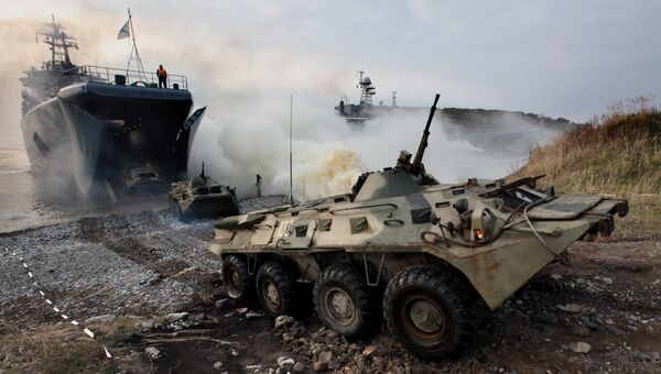 Бронетранспортеры с морскими пехотинцами во время учений в Приморье Бронетранспортеры с морскими пехотинцами во время учений в Приморье