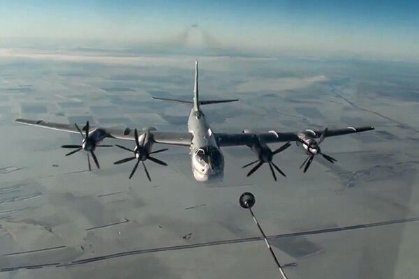 Стратегический бомбардировщик-ракетоносец Ту-95МС ВКС РФ во время полета для нанесения авиаудара по объектам террористов в Сирии Стратегический бомбардировщик-ракетоносец Ту-95МС ВКС РФ во время полета для нанесения авиаудара по объектам террористов в Сирии